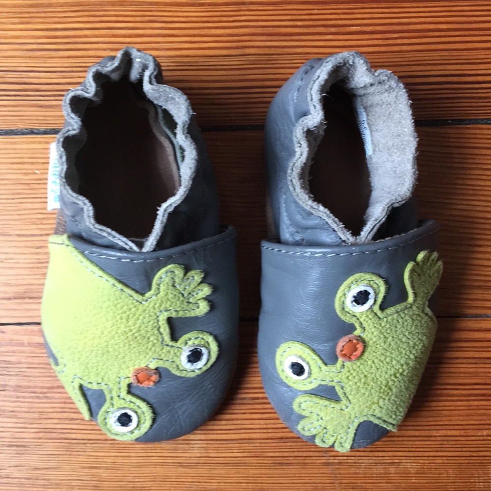 Grey and green frog Robeez 0-6 months